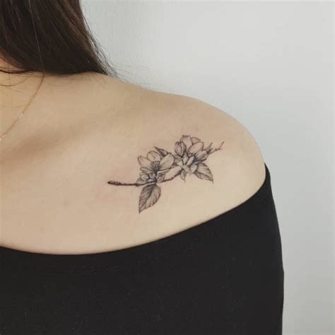 tatuajes pequeos para mujeres en el pecho|Los mejores tatuajes en el pecho para mujer 